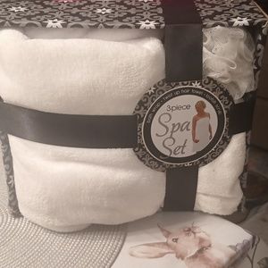 NWT 3 PIECE SPA SET